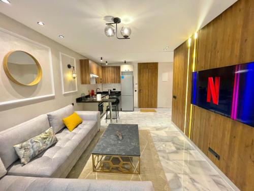 Amira Chic 1BR Studio in the Heart of Maarif with terrace, Casablanca