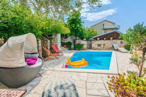 Rustical Vila VERDE with traditional Tavern & Pool, Jasenice (foto 3)