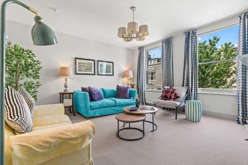 Chic 2 Bed Duplex Apartment in West London by 53 Degrees Property, Great Location!, Londyn