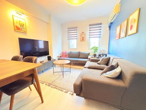 Modern Designer Flat in Cihangir, 2BA, 5Beds, AC, Lift, Istanbul