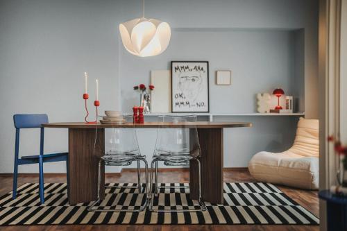JOBOSTAYS - LINDEN Family Apartment Oldenburg - sehr geräumig 110m2 - Terrasse mit Gartenblick - voll ausgestattete Küche - 2 Bäder - Babybett - 10 Min zu Fuß zum Bahnhof - kostenloses WLAN - Parkplatz - kontaktfreier Check-In in Oldenburg, Deutschland
