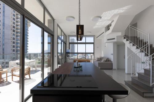 Luxury 4BR Penthouse 360 Sea Views Bat Yam in 貝特雁
