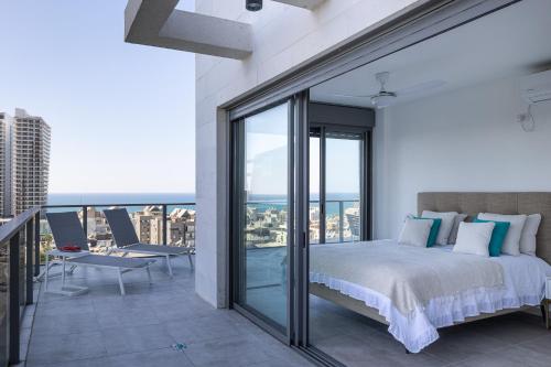 Luxury 4BR Penthouse 360 Sea Views Bat Yam in 貝特雁