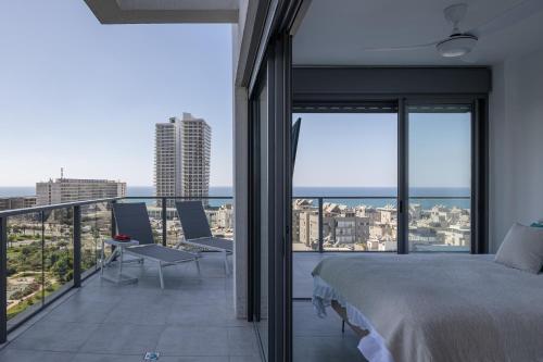 Luxury 4BR Penthouse 360 Sea Views Bat Yam in 貝特雁