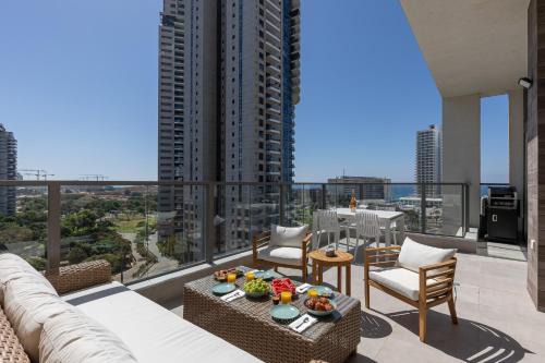 Luxury 4BR Penthouse 360 Sea Views Bat Yam in 貝特雁