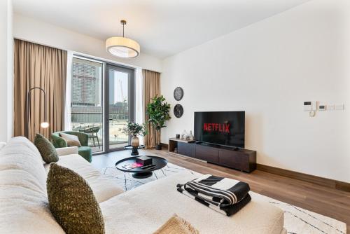 Stylish 1 BR in Canal Front with Pool and Gym Access, Dubai (photo 8)