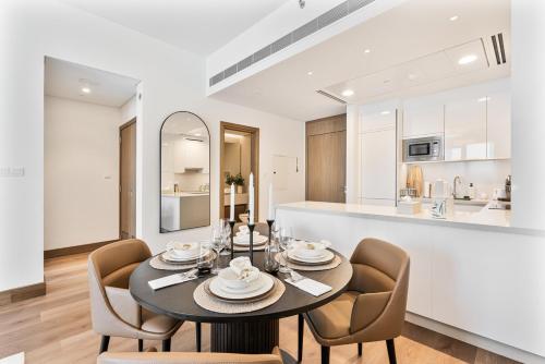 Stylish 1 BR in Canal Front with Pool and Gym Access, Dubai (photo 10)