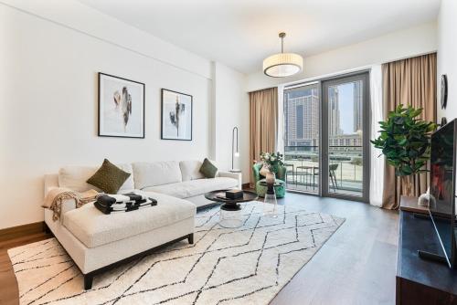 Stylish 1 BR in Canal Front with Pool and Gym Access, Dubaj