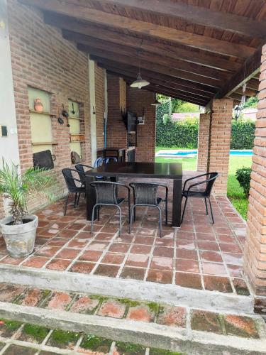 Casa con quincho y pileta in Arguello