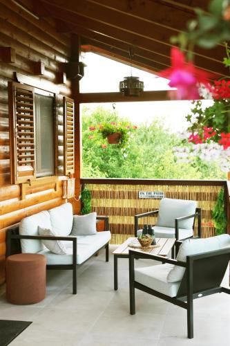 ระเบียง/ชานเรือน, Wooden house Brezni in ตราโคสชัน