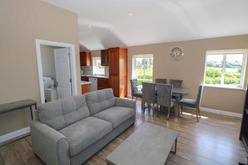 A szálláshely kívülről, The East Wing Apartment in Claremorris