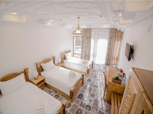 1 double bed, 3 twin beds