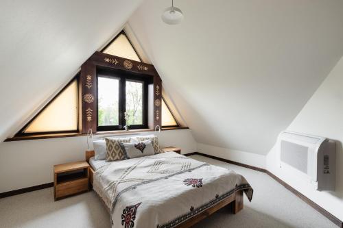 1 queen bed, 1 sofa bed