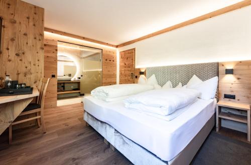 Deluxe Double Room with Shower