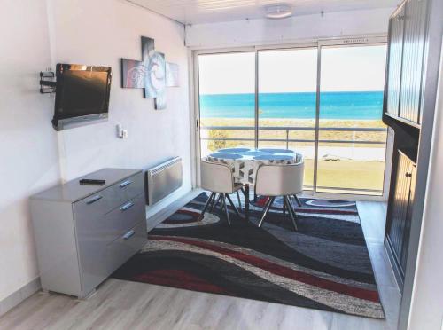 Studio vue mer acces direct à la plage avec parking