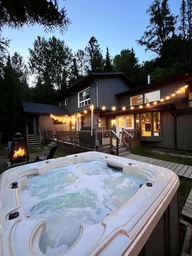 Le Alesund, 5BR avec SPA, PLAGE et embarcations in Sainte Lucie des Laurentides (QC)