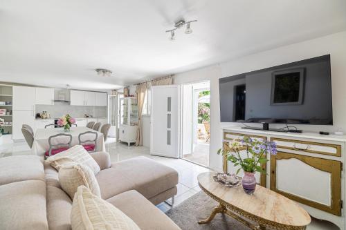 LA VILLA DES FLEURS en duplex avec jardin et piscine - Location, gîte - Le Cannet