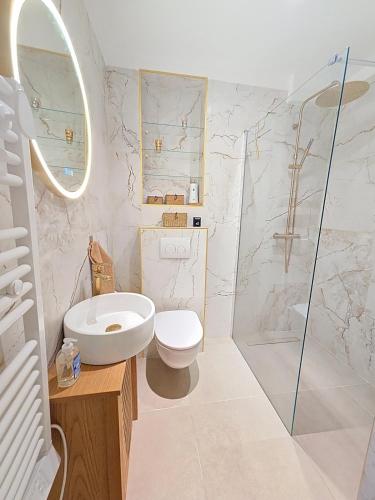 Shower, 2 Pieces acces par code proche Metro near Les Agnettes Metro Station
