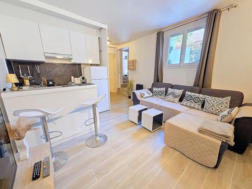 Kitchen, 2 Pieces acces par code proche Metro near Les Agnettes Metro Station