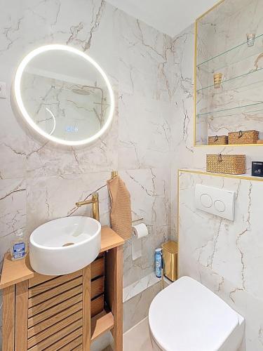 Bathroom, 2 Pieces acces par code proche Metro near Les Agnettes Metro Station