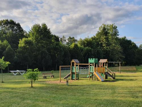 Spēļu laukums, Friendly Camping and Lodges in Saint-Pardoux-la-Rivière