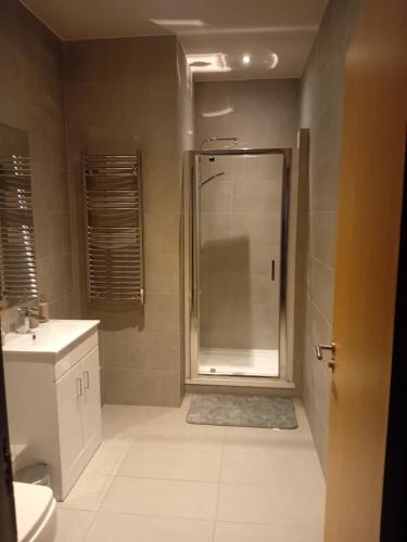 Spacious 2 Bedroom Apartment With Balcony & Parking, Liverpool (photo 8)