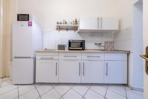 Ergola - spacious cozy 2 big rooms downtown home - image 12