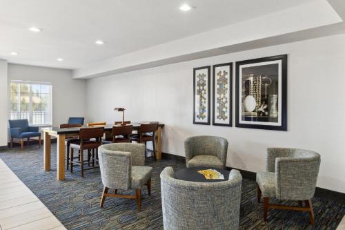Hotel Fairchild - image 7