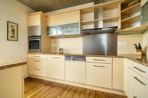 LOcelot Premium 2 floor Apartment near O2 Arena, Прага (фото 10)