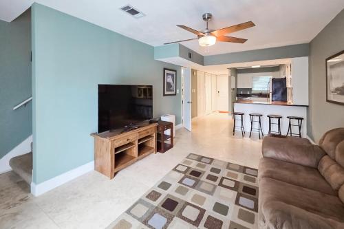 Commodores Landing 208