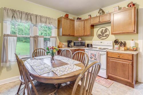 Grandmas Farm House on 125 Acres with Fire Pit! in Beattyville, USA