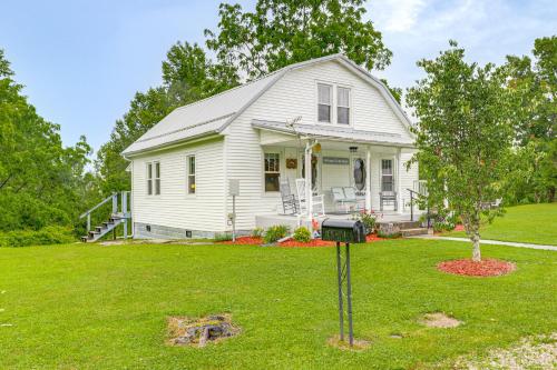 125-Acre Grandmas Farm House with Fire Pit! - image 5