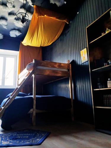 Logement Sorcier avec Immersion magique, Deco unique, Clim et jardin in Saint-Privat