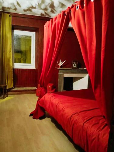 Logement Sorcier avec Immersion magique, Deco unique, Clim et jardin in Saint-Privat