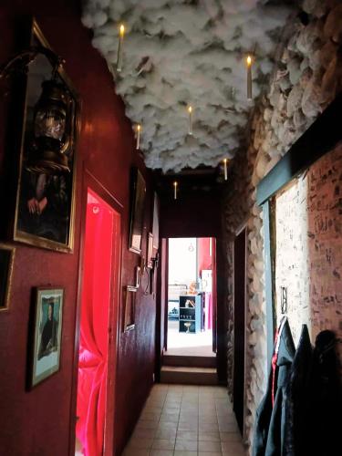 Logement Sorcier avec Immersion magique, Deco unique, Clim et jardin in Saint-Privat