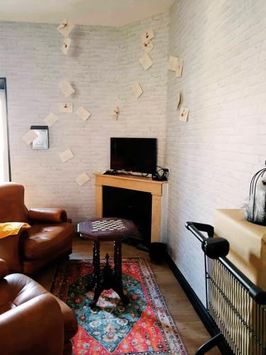 Logement Sorcier avec Immersion magique, Deco unique, Clim et jardin in Saint-Privat