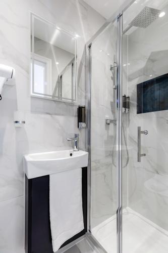 OYO Boston Court Hotel - image 11