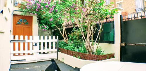 Balcony/terrace, 2 Pieces acces par code proche Metro near Les Agnettes Metro Station