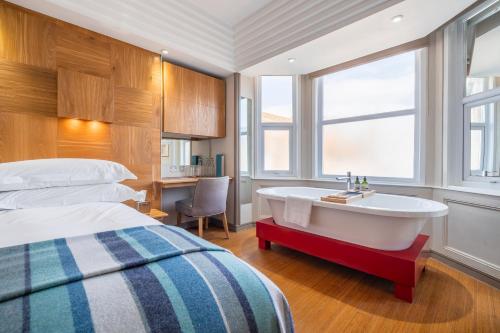 Large Double Room image 4