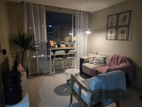 Panoramic Skyline Views Cozy Vibes Near It All, Manila