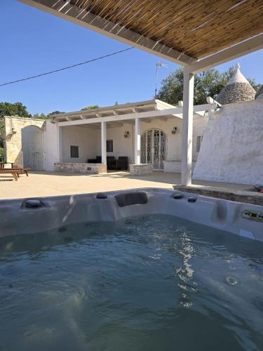 Atvērtā tipa vanna, TRULLI DON VINCENZO in Padresergio