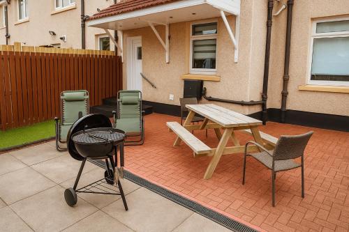 Register House Family or Contractor 4bed with Garden Driveway in Orbiston