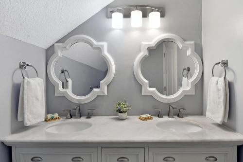 Four-Bedroom Apartment image 9
