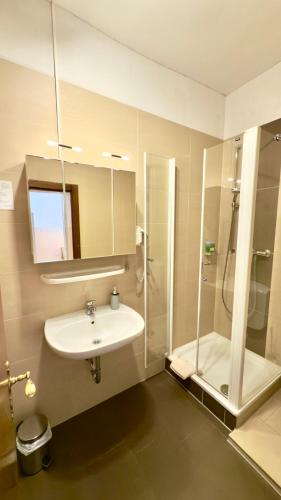 Bathroom, Gastehaus Gruner Baum in Sankt Martin