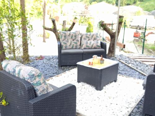 Cosy appartement RDC-terrasse et parking prive in Chatillon-en-Michaille