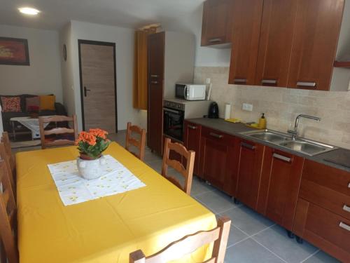 Cosy appartement RDC-terrasse et parking prive in Chatillon-en-Michaille