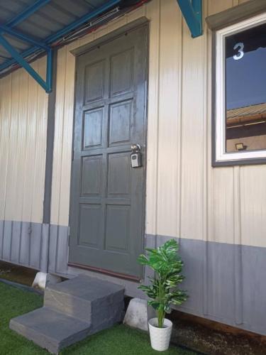 Haimara stayction, cabin with pool Hulu langat in 乌鲁冷岳