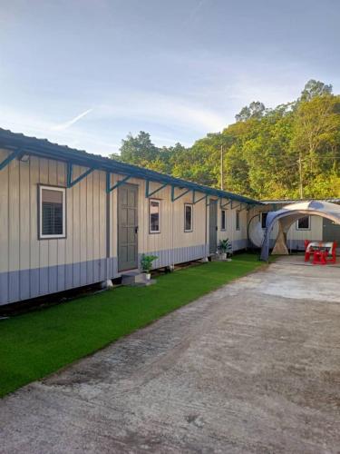 Haimara stayction, cabin with pool Hulu langat in 乌鲁冷岳