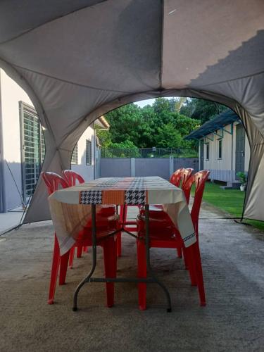 Haimara stayction, cabin with pool Hulu langat in 乌鲁冷岳