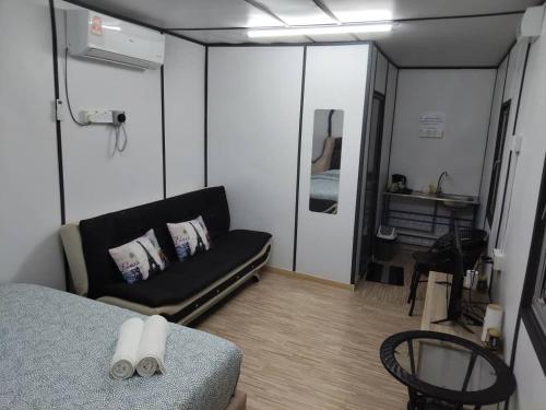 Haimara stayction, cabin with pool Hulu langat in 乌鲁冷岳